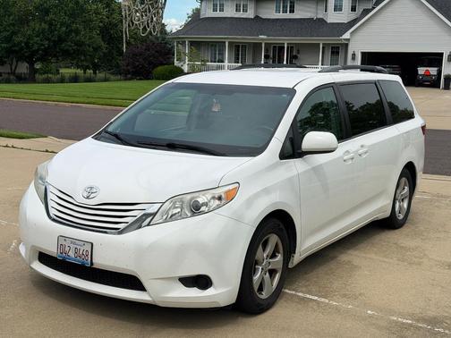 White 2015 Toyota Sienna LE