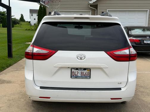 White 2015 Toyota Sienna LE