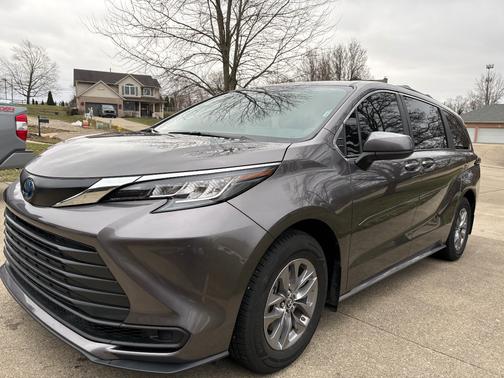 2023 Toyota Sienna LE