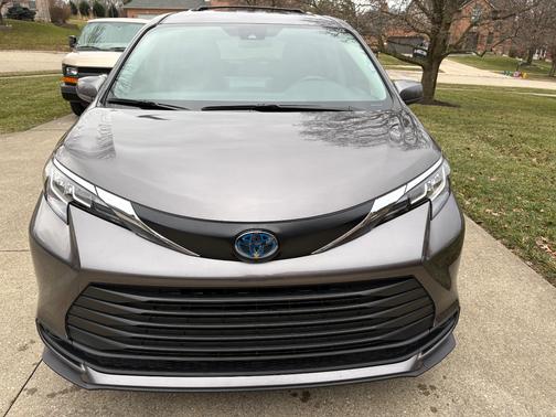 2023 Toyota Sienna LE