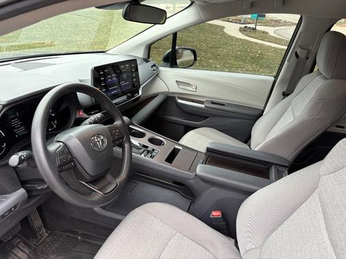 2023 Toyota Sienna LE