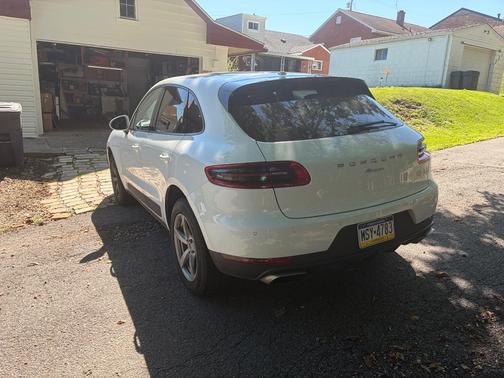 White 2018 Porsche Macan Macan