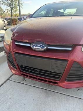 Red 2014 Ford Focus SE