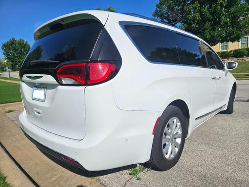 White 2019 Chrysler Pacifica Touring L