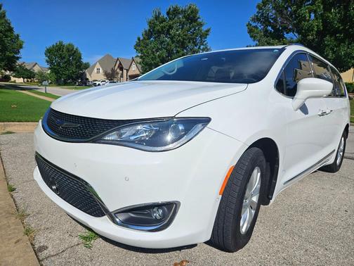 White 2019 Chrysler Pacifica Touring L