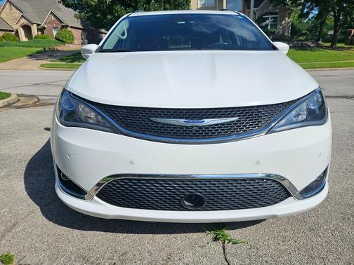 White 2019 Chrysler Pacifica Touring L