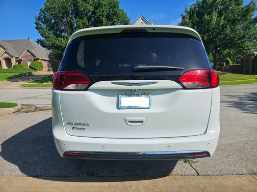 White 2019 Chrysler Pacifica Touring L