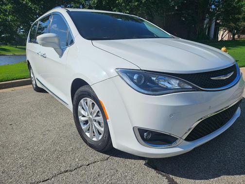 White 2019 Chrysler Pacifica Touring L