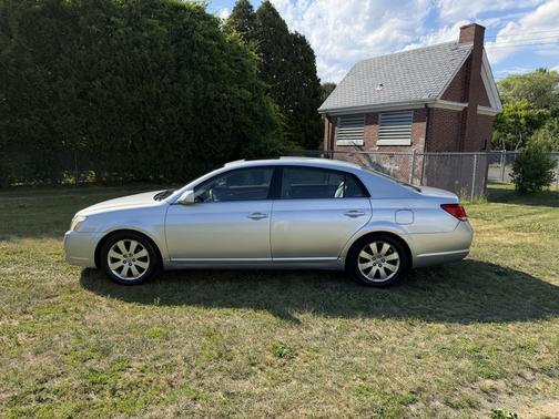 Silver 2006 Toyota Avalon XL