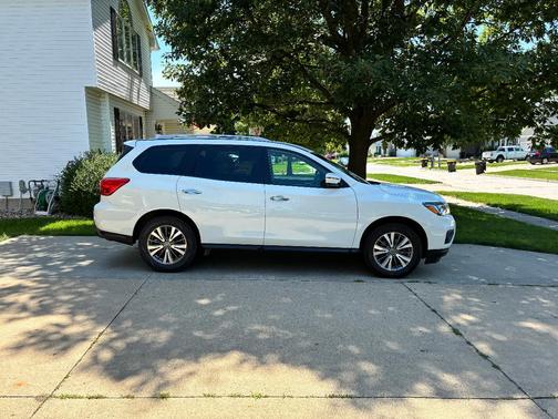 White 2020 Nissan Pathfinder SV