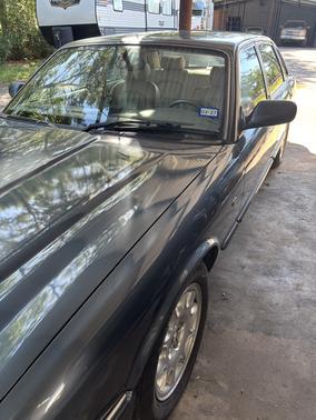 Blue 2000 Jaguar XJ8 Base