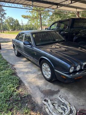 Blue 2000 Jaguar XJ8 Base