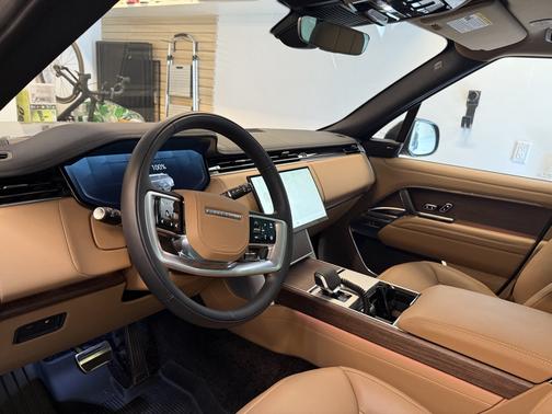 2025 Land Rover Range Rover P550e SE SWB