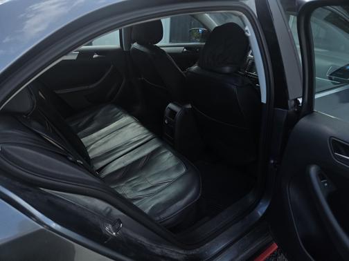 Gray 2013 Volkswagen Jetta SE