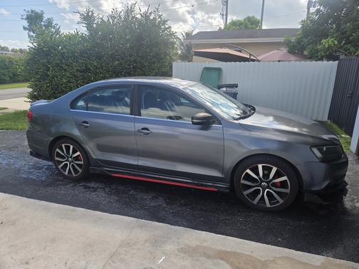 Gray 2013 Volkswagen Jetta SE