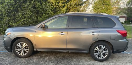 Gray 2017 Nissan Pathfinder SL