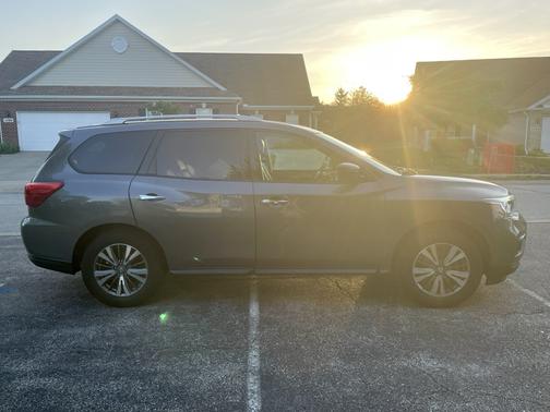 Gray 2017 Nissan Pathfinder SL