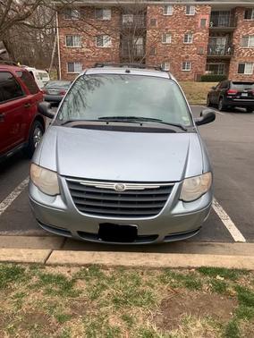 Photo 1 of 11 of 2005 Chrysler Town & Country Touring