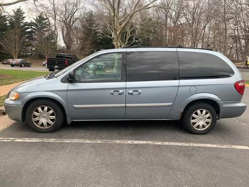 Photo 4 of 11 of 2005 Chrysler Town & Country Touring