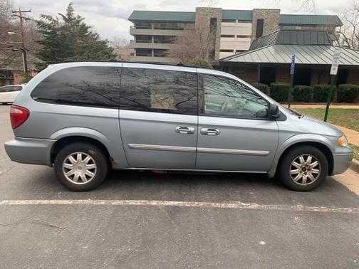 Photo 3 of 11 of 2005 Chrysler Town & Country Touring