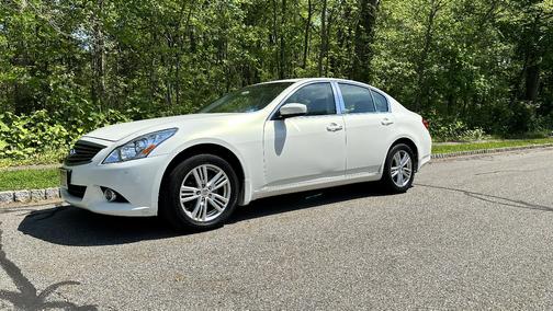 White 2011 INFINITI G37x Base