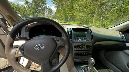 White 2011 INFINITI G37x Base