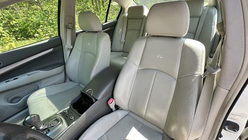 White 2011 INFINITI G37x Base