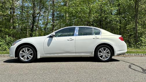 White 2011 INFINITI G37x Base