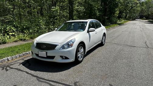 White 2011 INFINITI G37x Base