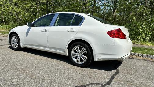 White 2011 INFINITI G37x Base