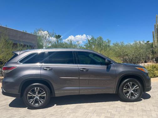 Gray 2016 Toyota Highlander XLE