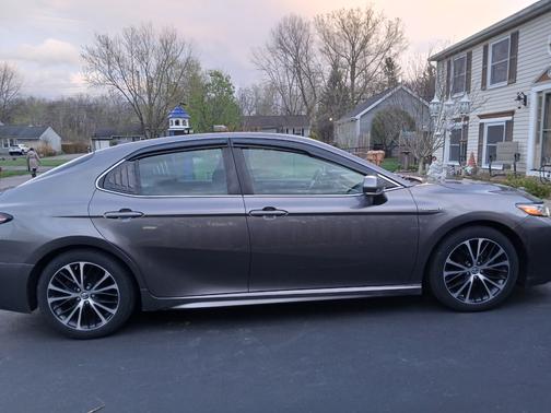 Gray 2018 Toyota Camry Hybrid SE
