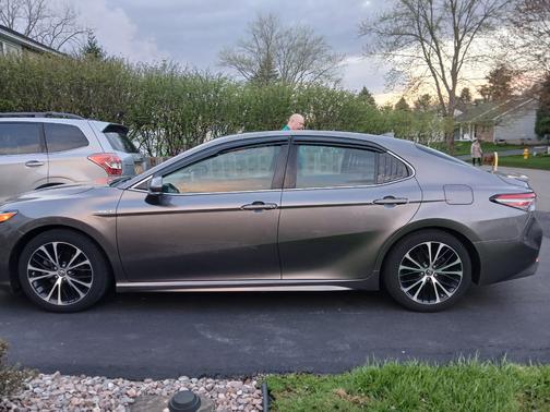 Gray 2018 Toyota Camry Hybrid SE