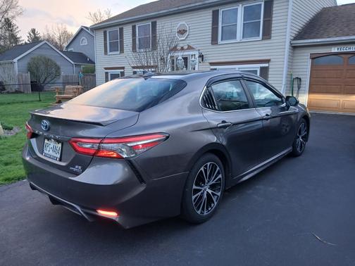 Gray 2018 Toyota Camry Hybrid SE