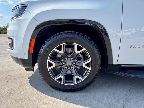 White 2023 Jeep Wagoneer Series III
