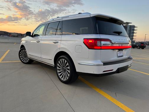 White 2019 Lincoln Navigator Reserve