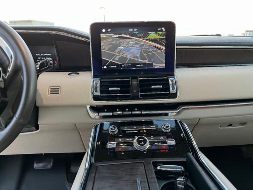 White 2019 Lincoln Navigator Reserve