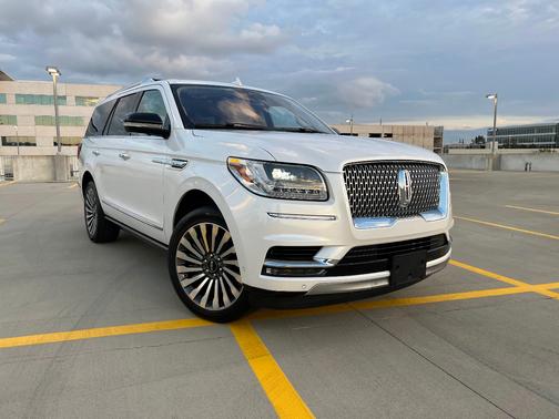 White 2019 Lincoln Navigator Reserve