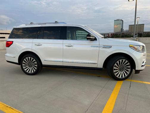 White 2019 Lincoln Navigator Reserve
