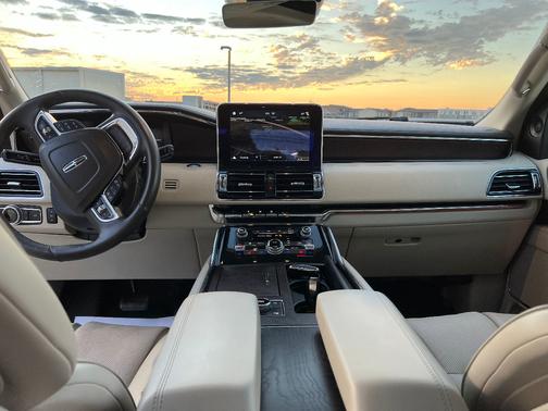 White 2019 Lincoln Navigator Reserve
