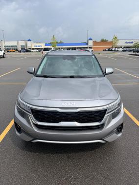 Silver 2022 Kia Seltos EX
