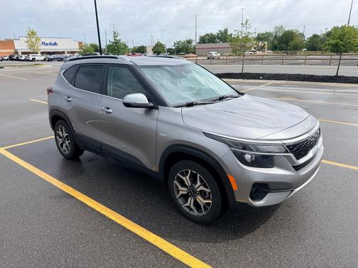 Silver 2022 Kia Seltos EX
