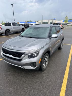 Silver 2022 Kia Seltos EX