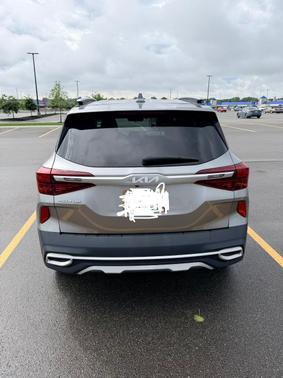 Silver 2022 Kia Seltos EX