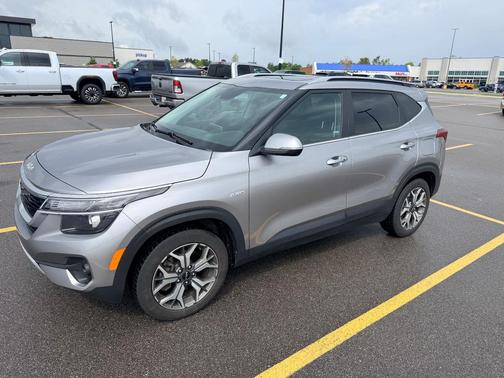 Silver 2022 Kia Seltos EX