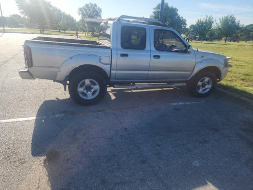 Silver 2002 Nissan Frontier SE King Cab