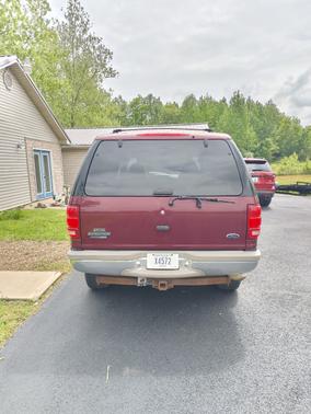 Red 2001 Ford Expedition Eddie Bauer