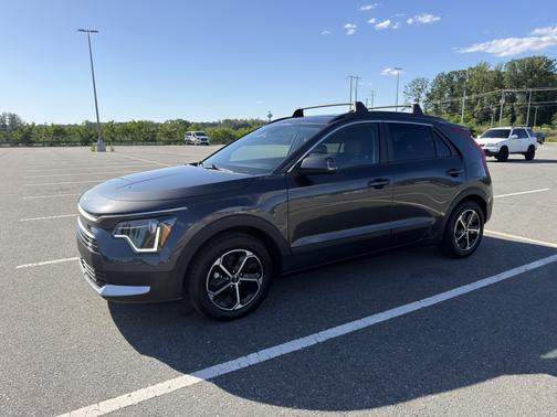 Gray 2023 Kia Niro EX