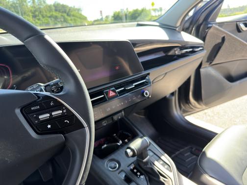 Gray 2023 Kia Niro EX