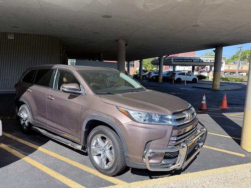 Brown 2018 Toyota Highlander Limited